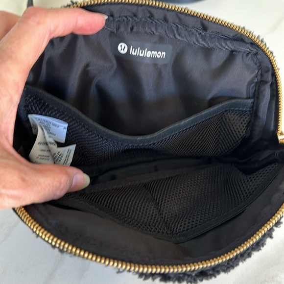 Lululemon Everywhere Crossbody Belt Bag. Like new, used once. Black/Gold - Picture 4 of 5